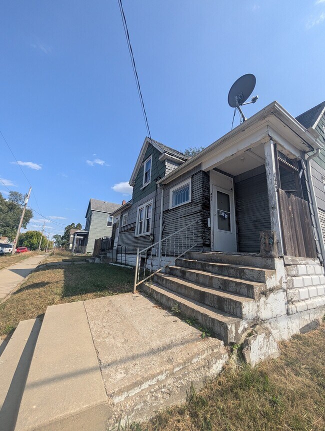 Building Photo - 422 S Louisa St