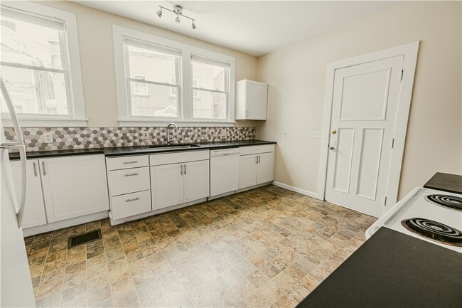 Building Photo - 297-303-303 Dartmouth St