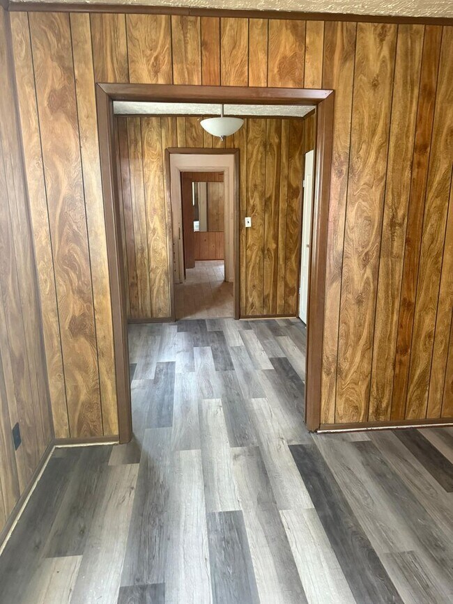 Building Photo - Fully Renovated 3/1 Available for Immediate Rent!