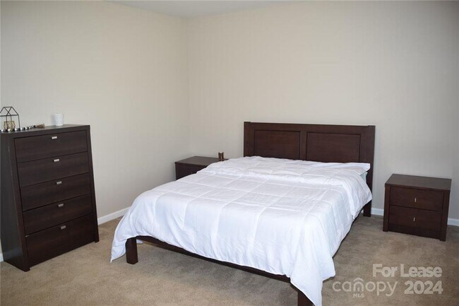 Building Photo - Fully furnished 2 bedroom, 1.5 bath townho...