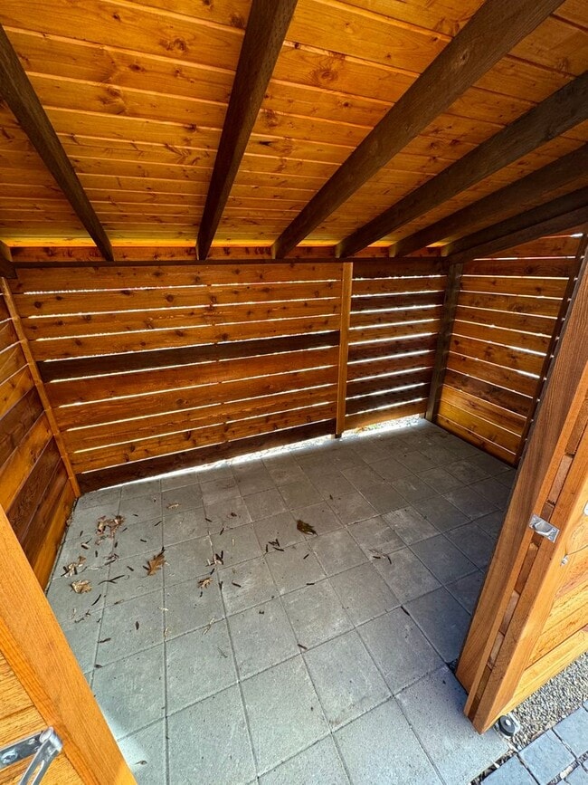Building Photo - 1 Bedroom House in College Hill Area