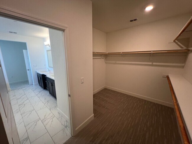 Building Photo - Beautiful Northlake Property Next to Park