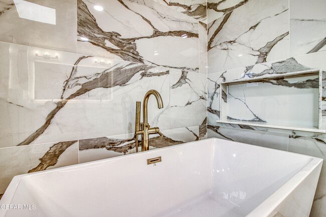Building Photo - 6205 Brisa Del Mar Dr
