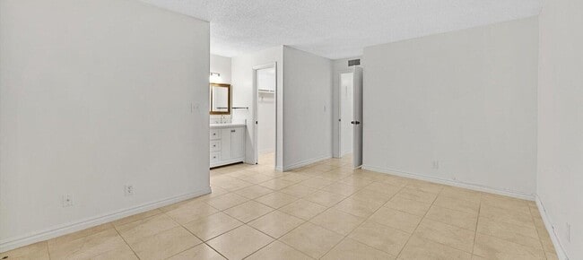 Building Photo - 10821 N Military Trl