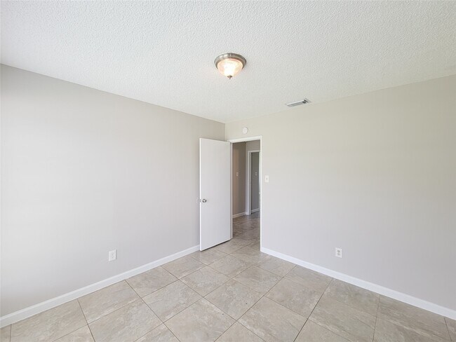 Building Photo - 8530 Quail Burg Ln