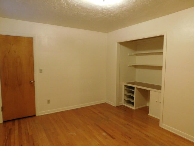 Building Photo - 4Bd/1.5Ba Two Story Home - Available to View!