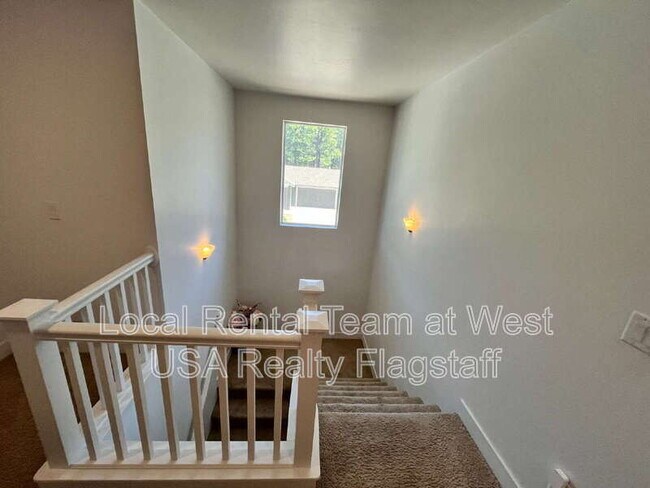 Building Photo - 2705 W Windtree Dr