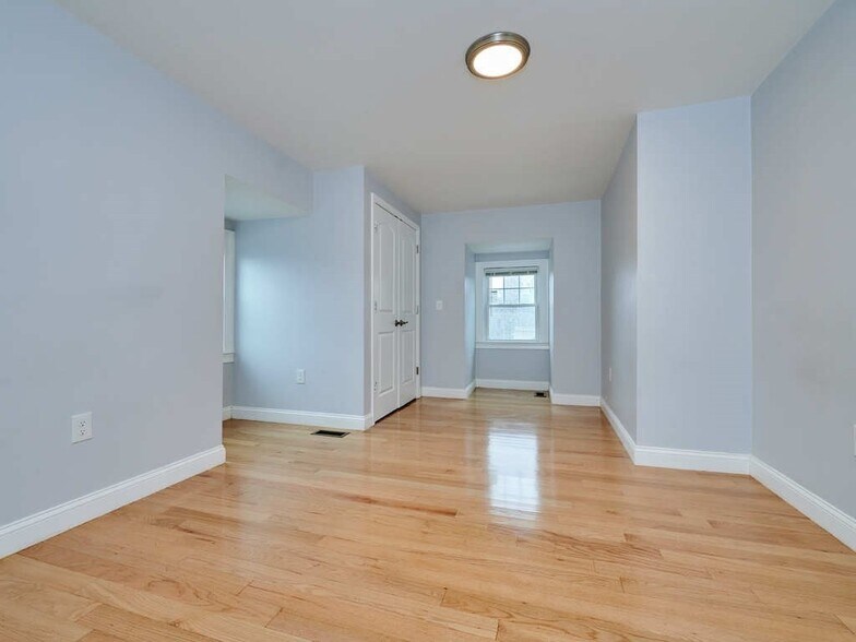 Building Photo - 27 Mayhew St