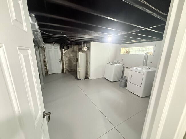 Building Photo - Spacious 5-Bed Furnished Home Near Xavier | Modern Updates, In-Unit Laundry & Off-Street Parking