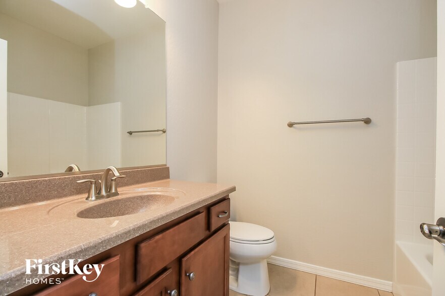 Building Photo - 900 Leadwood Ave