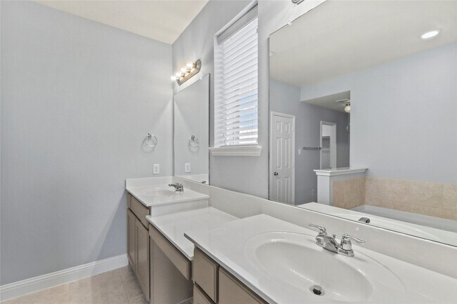 Building Photo - 4424 Overbrook Dr