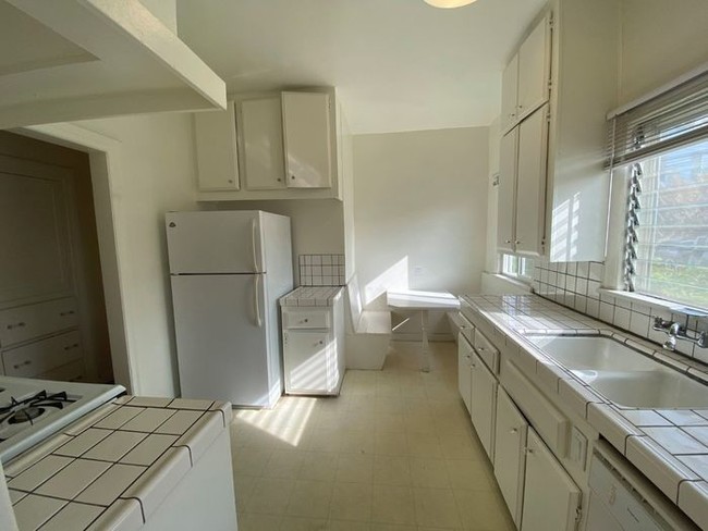 Building Photo - LARGE Spanish Style 4-plex WeHo Adjacent