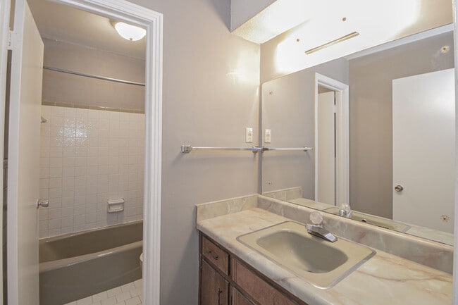 Building Photo - 807-A Golfview Place