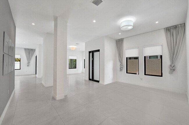 Building Photo - 5939 Brookfield Cir W