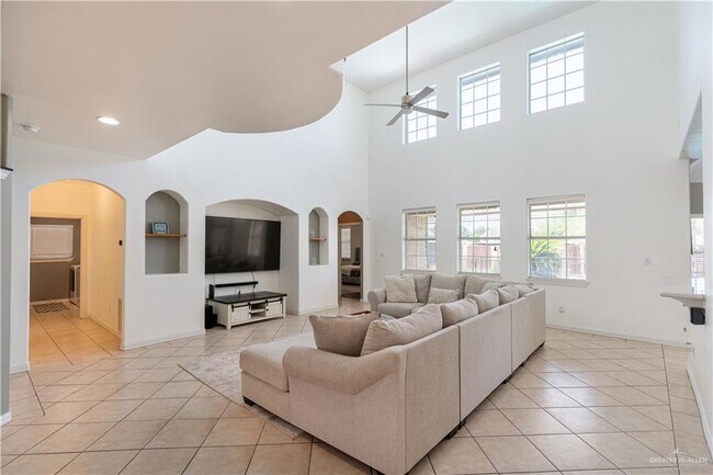 Building Photo - 31 El Jardin St