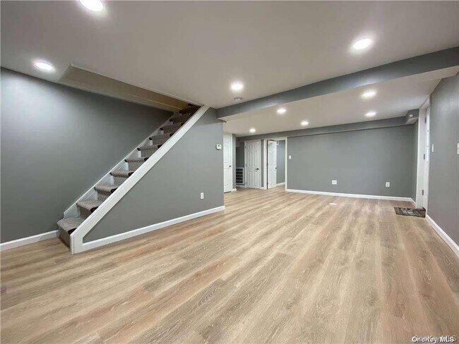 Building Photo - 39 W 7th St