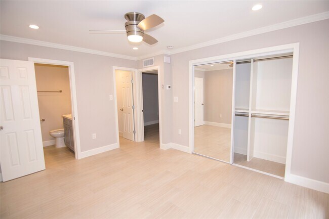 Building Photo - 2201 Fountain View Dr