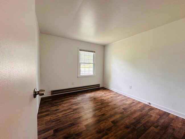 Building Photo - 2 Bedroom 1 bath Duplex