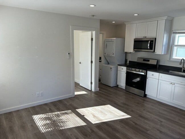 Building Photo - Super Cute 1 Bedroom, 1 Bath West Petaluma...