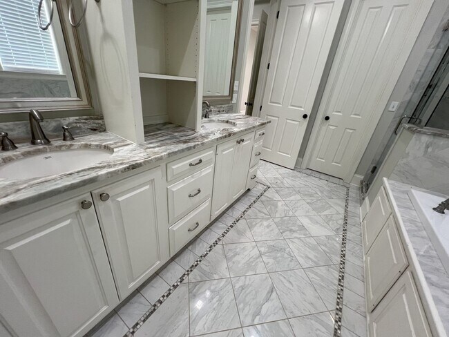 Building Photo - Stunning 4 bedroom, 3 bathroom 2 story hom...