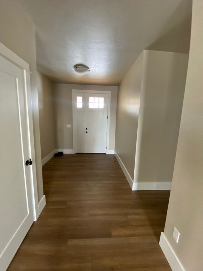 Building Photo - Beautiful 3-Bed, 2-Bath Home in The Arbors Subdivision