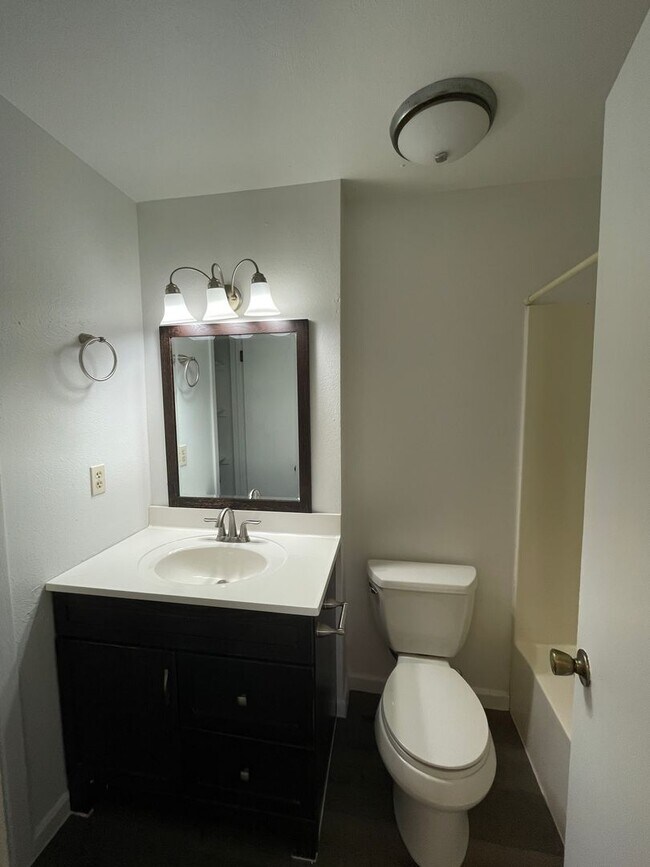 Building Photo - Updated 2B/2B 3rd floor Condo on Manhattan