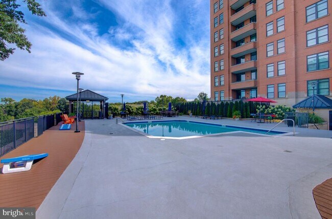 Building Photo - 1830 Fountain Dr