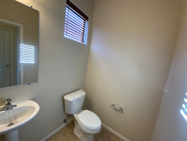 Building Photo - 4 Bedroom Home Available Near Golf Course ...