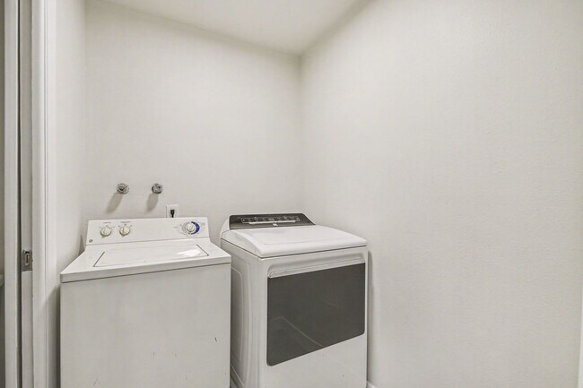 Building Photo - Students Welcome!! Updated 6 Bedroom, close to campus!! Flexible Move In Date (May, June, July or...