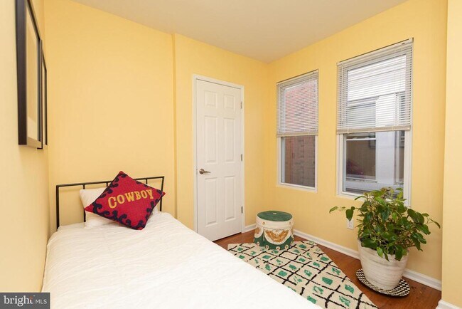 Building Photo - 456 Winona St