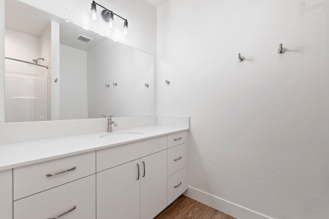 Building Photo - "Discover Comfort & Style: Spacious 3-Bed,...