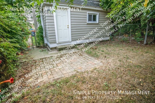 Building Photo - 1039 3rd St NW