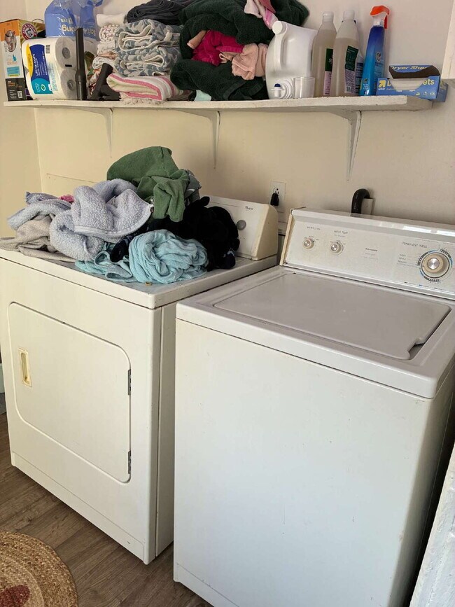 Building Photo - Awesome 2 Bed 1 Bath! Available June 1st!