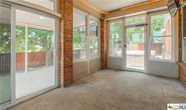 Building Photo - 2122 Modoc Dr