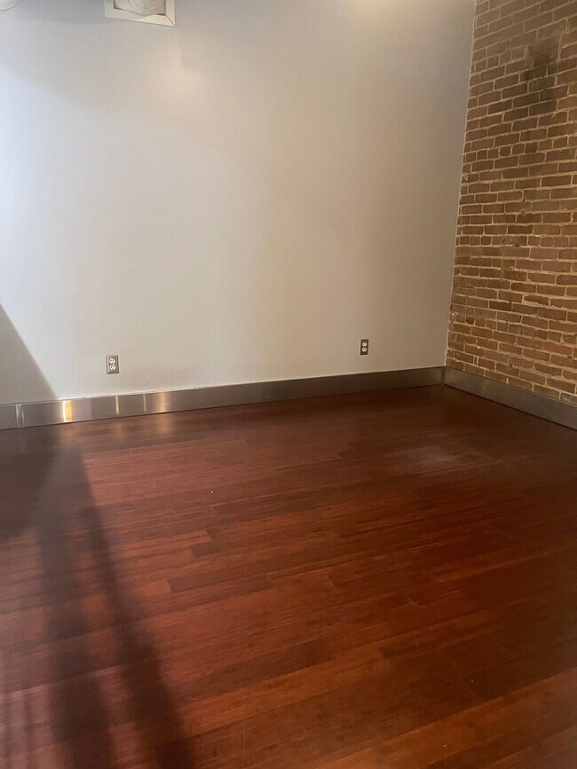 Building Photo - 1/2 off 1st Months rent!!! Chic Downtown Loft – 2 Bed | 1 Bath | Heart of Springfield!