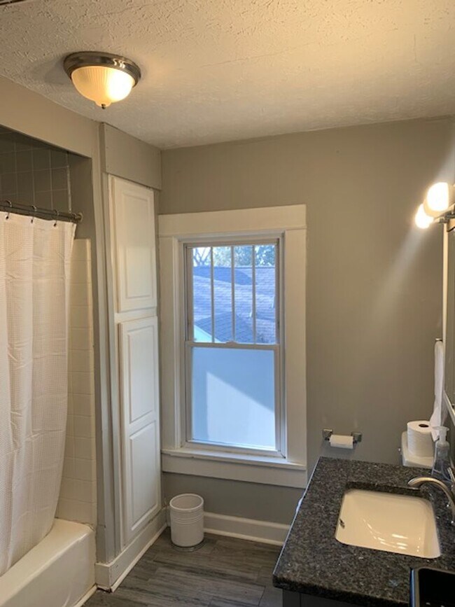 Building Photo - Beautiful 5 bedroom Home Located Near IU! ...