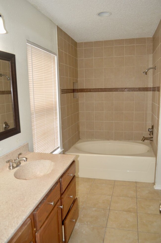 Building Photo - Charming 3 bed 2 bath with a converted gar...