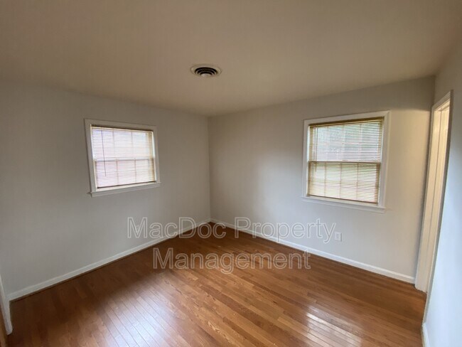 Building Photo - 304 Stratford Ave
