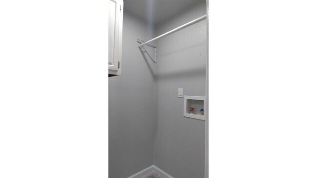 Building Photo - 7366 Meadowbrook Dr