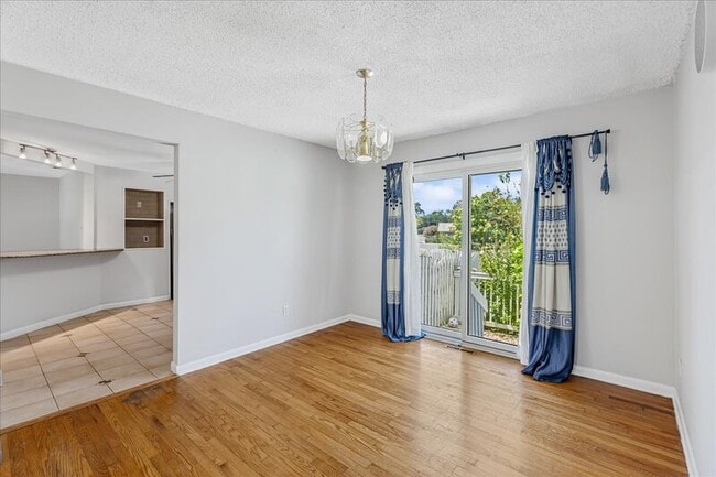 Building Photo - 2127 Oak Ave