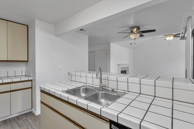 Building Photo - Upstairs Condo with Garage