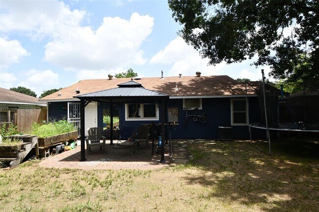 Building Photo - 3722 Yellowstone Blvd