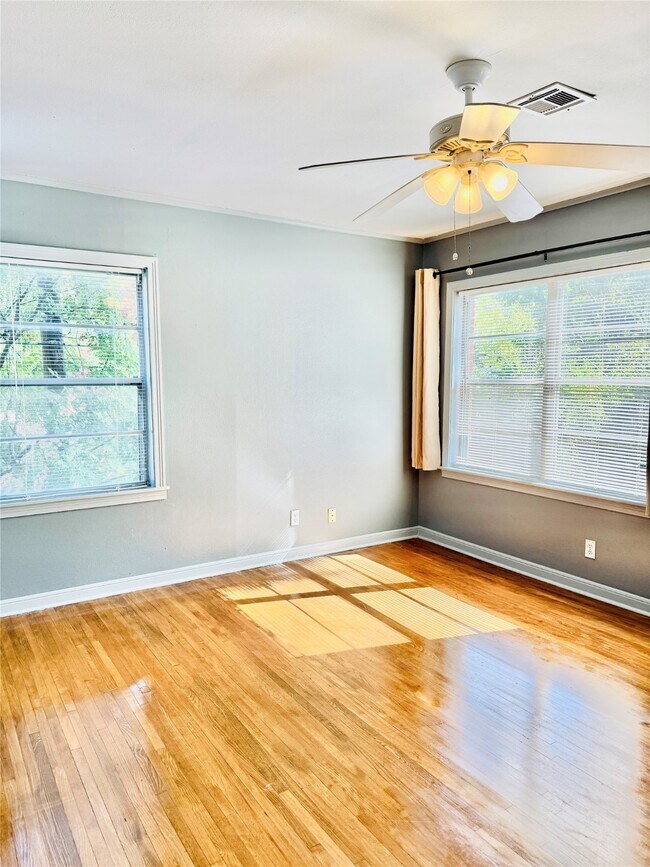 Building Photo - 2027 Sheridan St