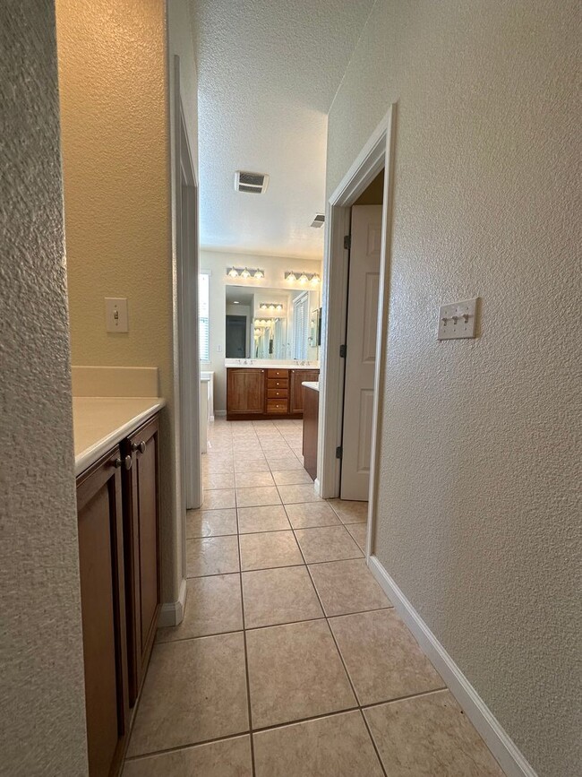 Building Photo - Beautiful 5 Bedroom, 3 Bath Mountain House...