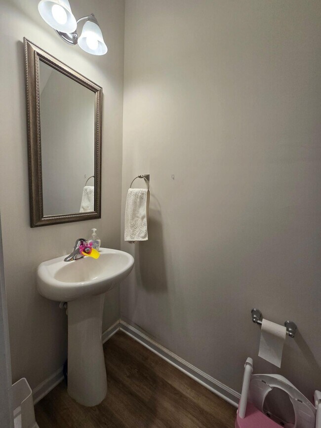 Building Photo - 1922 Flagpole Dr