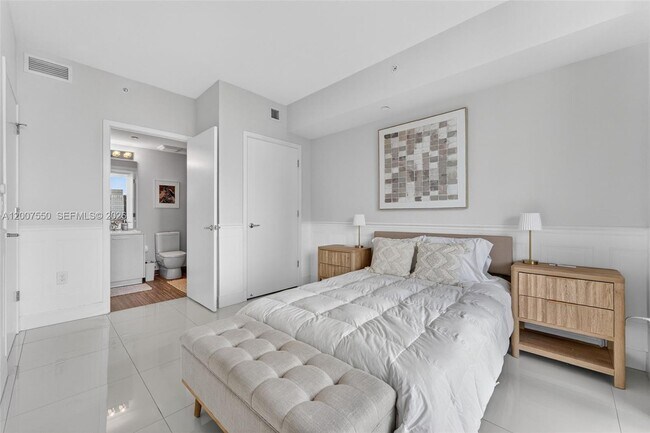 Building Photo - 1010 Brickell Ave