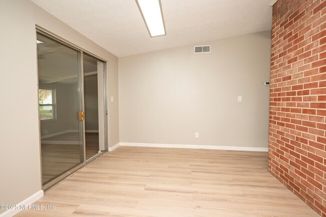 Building Photo - 313 Suzanne Dr