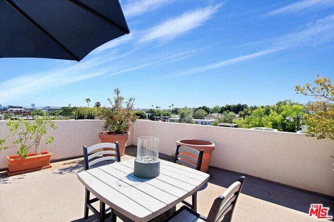 Building Photo - 1319 N Detroit St