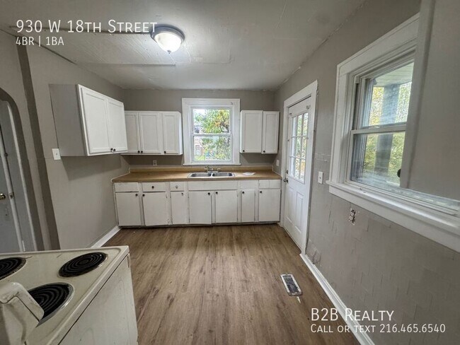 Building Photo - 930 W 18th St