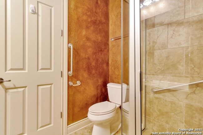 Building Photo - 4 Bedroom/4 Bath Champion Ridge Subdivision